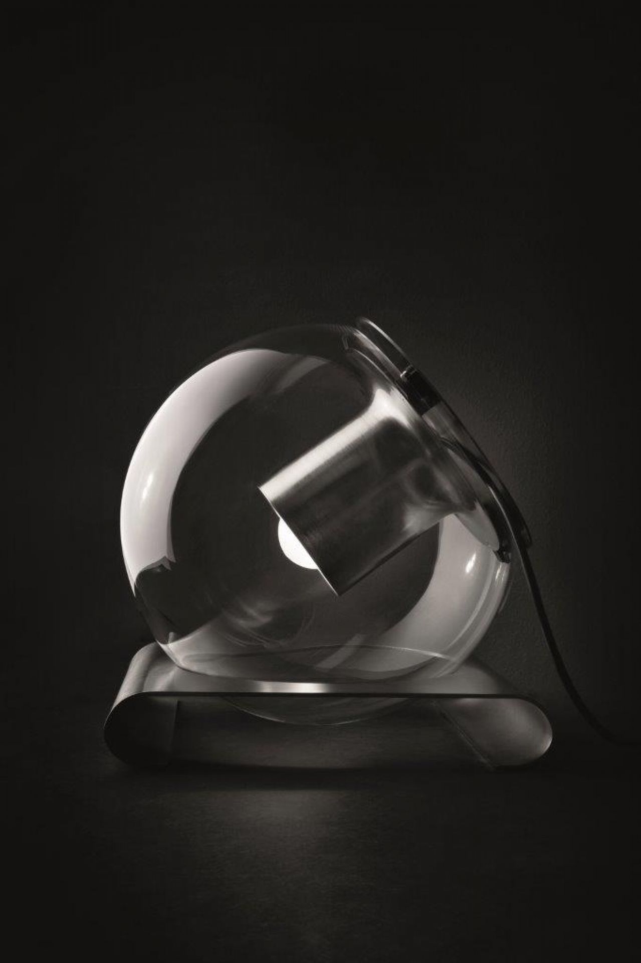 The Globe Tischleuchte von Oluce: Moderne Tischlampe mit transparentem Glaskörper und minimalistischem Design.